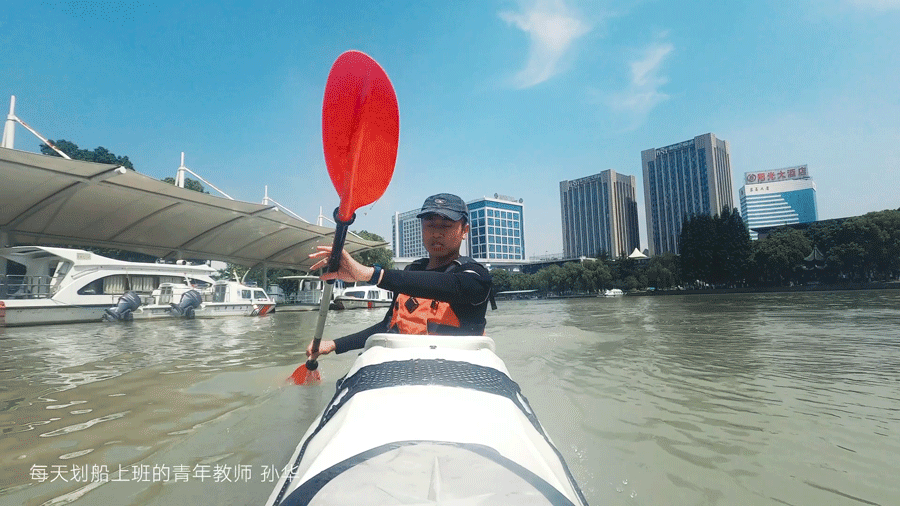 3公里京杭古运河水路,青年老师孙华每天划驶皮划艇上班,一路经过嘉兴