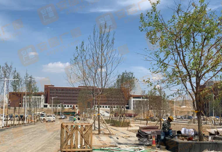 其中,新疆大学新校区建设于6月底完成,新疆医科大学的新校区建设项目