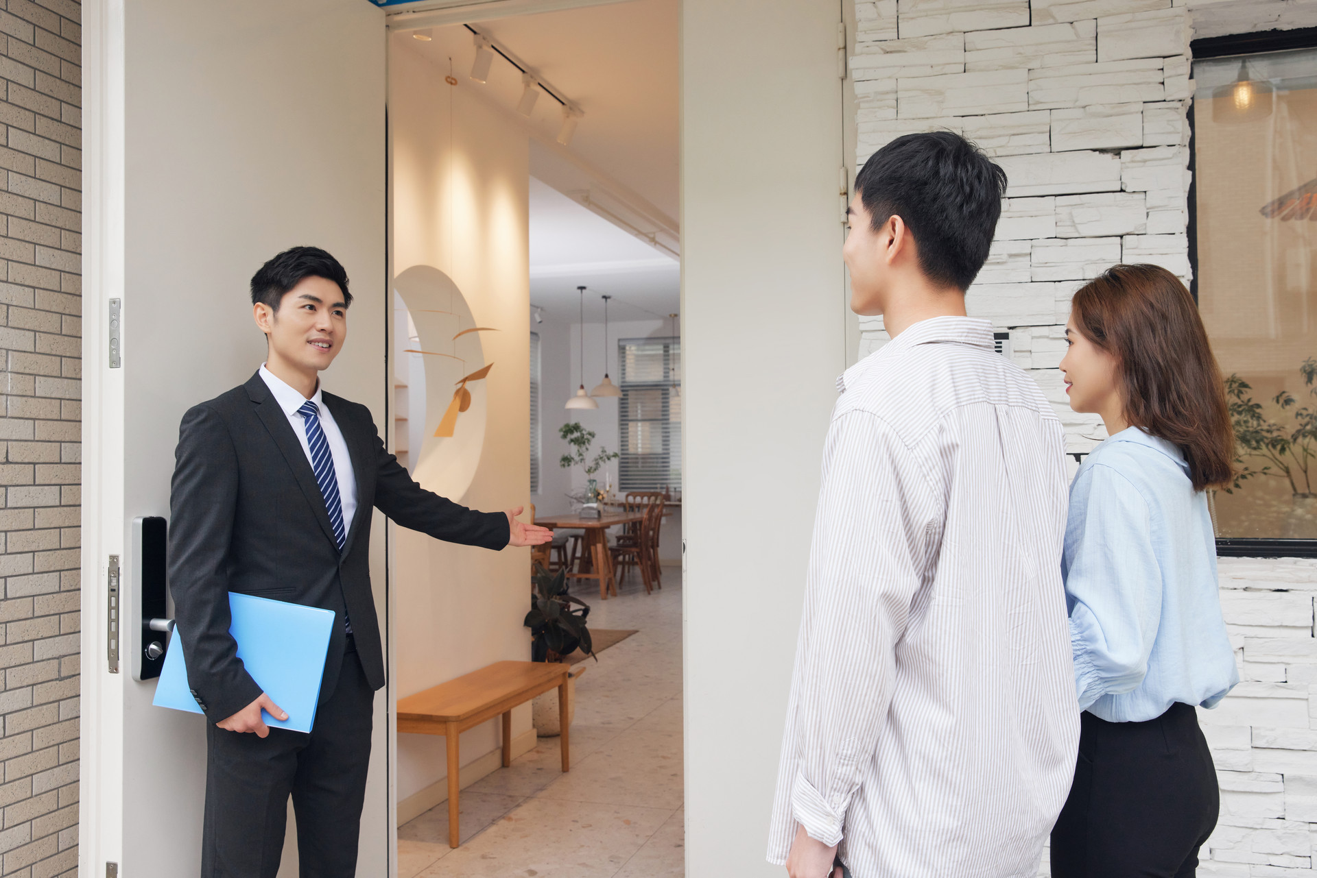 摄图网_501754767_banner_房地产销售中介带领新婚夫妻看房(企业商用)